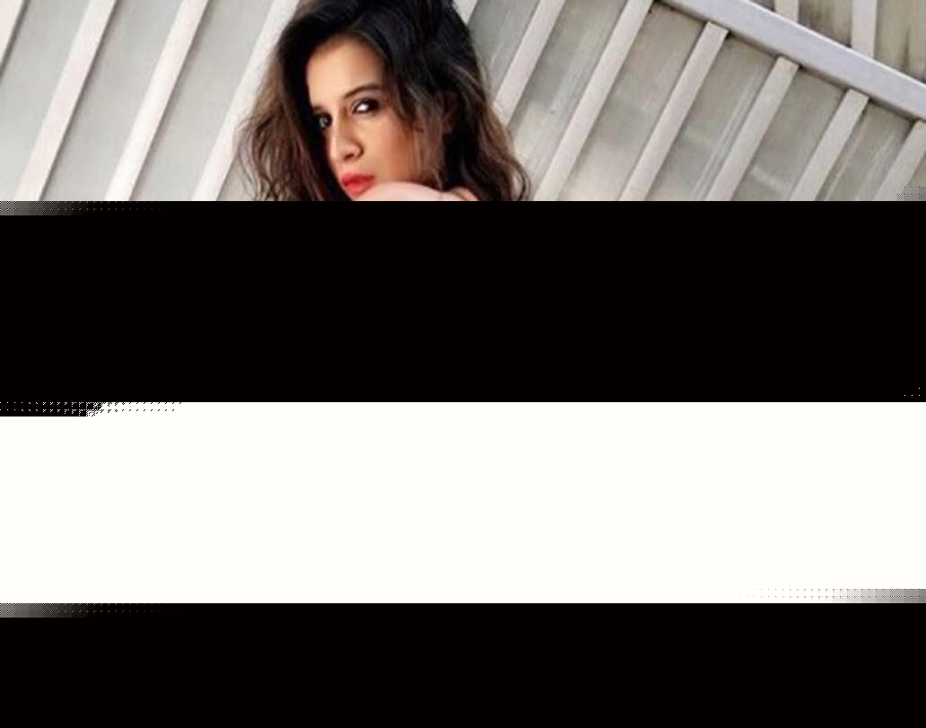 কখনও বিচের ধারে, আবার কখনও সেলফি মুডে ধরা দিয়েছেন ‘বিকিনি বেব’।