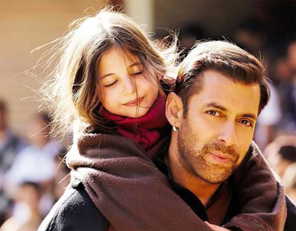 এ দেশে তো বটেই পাকিস্তানেও দারুণ ব্যবসা করেছিল কবির খানের ‘বজরঙ্গি ভাইজান’। অ্যাকশন হিরো নন, সলমন খান এখানে পবন কুমার চতুর্বেদী, শাহিদার ভাইজান। ছোট্ট শাহিদাকে নিজের দেশ পাকিস্তানে ফিরিয়ে দিতে যিনি নিজের জীবনের বাজি রাখতে পারেন। এ ফিল্মের টিকিট বিক্রি হয়েছিল সাড়ে ৩ কোটিরও বেশি।