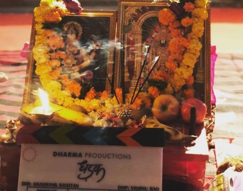 কর্ণ জোহরের ধর্মা প্রোডাকশন্স, ছবির পরিচালক শশাঙ্ক খৈতান এবং বিখ্যাত ফ্যাশন ডিজাইনার মণীশ মলহোত্রর ইনস্টাগ্রাম পেজে শ্রীদেবীর মেয়ের শুটিংয়ের বিভিন্ন ছবি শেয়ার করা হয়েছে।