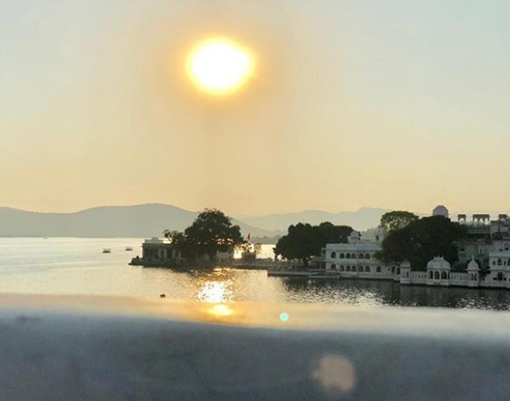 ‘ধড়ক’ আসলে মরাঠি ছবি ‘সাইরাত’-এর হিন্দি রিমেক। আদ্যোপান্ত একটি রোম্যান্টিক ফিল্ম।ছবিটি মুক্তি পাওয়ার কথা আগামী বছরের জুলাইয়ে।