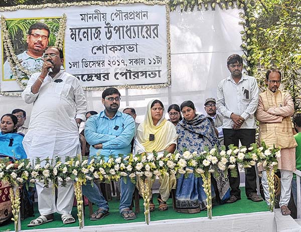 মনে-রেখে: নিহত পুরপ্রধানের জন্য স্মরণসভা পুরসভায়। —নিজস্ব চিত্র।