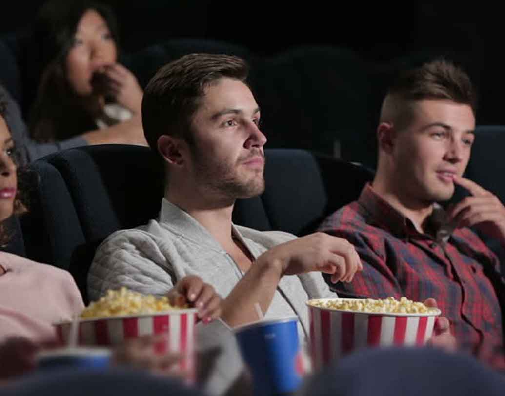 সিনেমা হলের চেয়ারের কোন আর্মরেস্টটা আপনার?