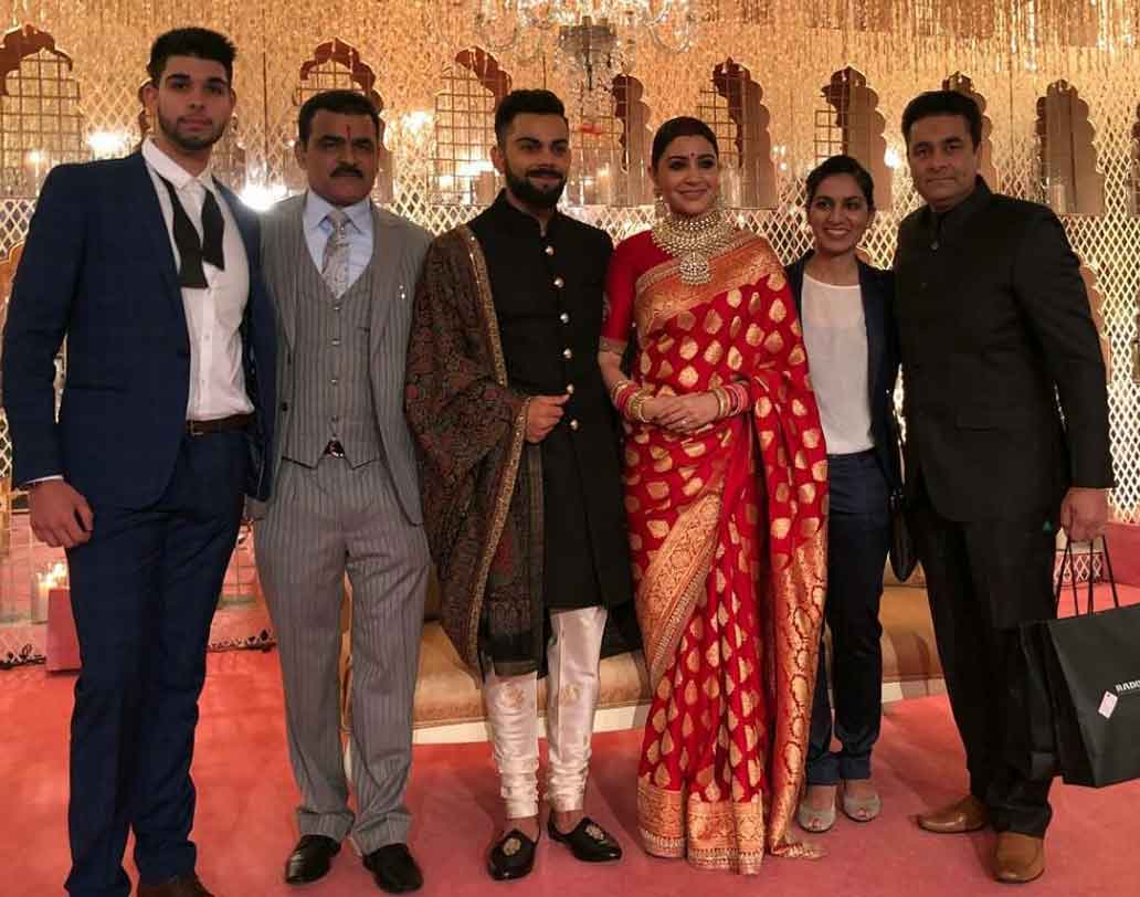 রিসেপশনে হাজির ঘনিষ্ঠদের সঙ্গে বিরাট-অনুষ্কা।