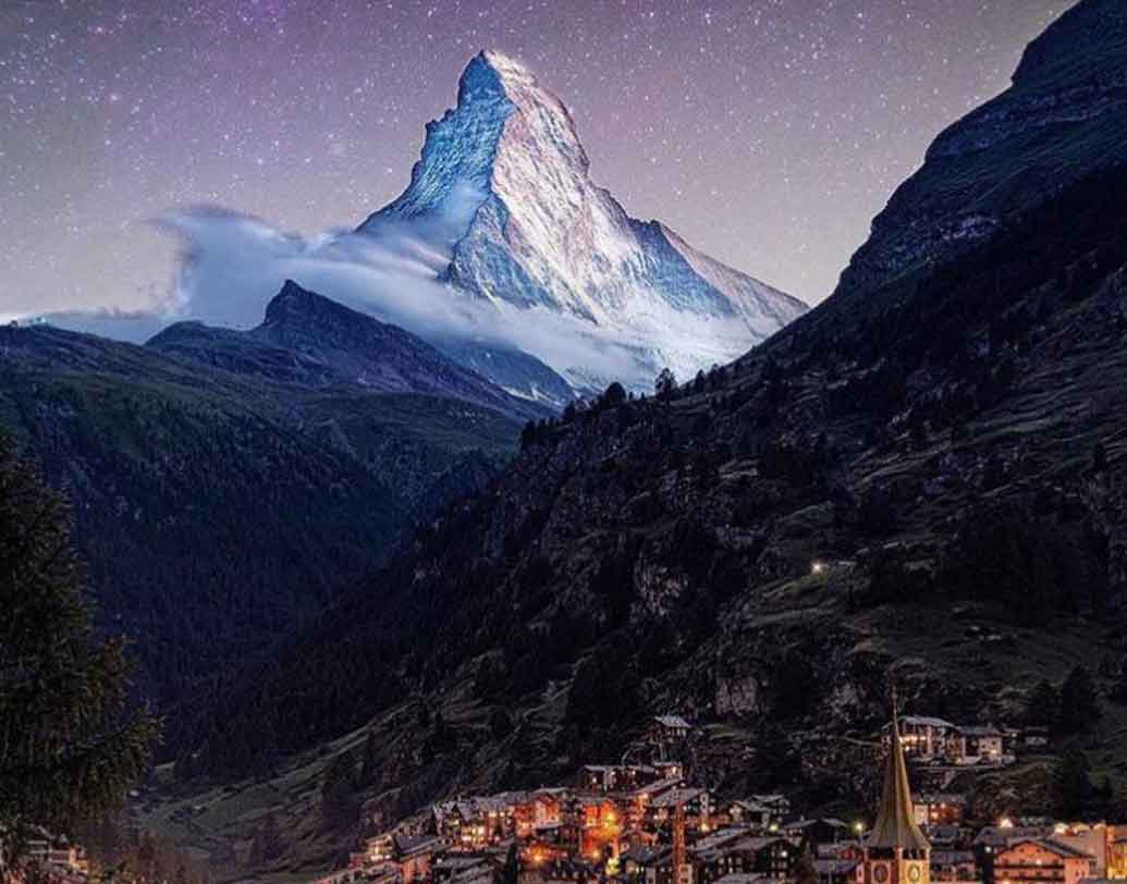 আল্পস পর্বতমালা-ইউরোপ: আল্পসের স্বর্গীয় সৌন্দর্য আর খুব বেশি দিন পৃথিবীর মানুষ দেখতে পাবেন কী না সন্দেহ। প্রকৃতিবিদরা জানাচ্ছেন, প্রতি বছর ৩ শতাংশ করে বরফ গলছে আল্পসের। ২০৫০ সালের মধ্যে সম্ভবত অবলুপ্ত হয়ে যাবে এই পর্বতমালার একাংশ।