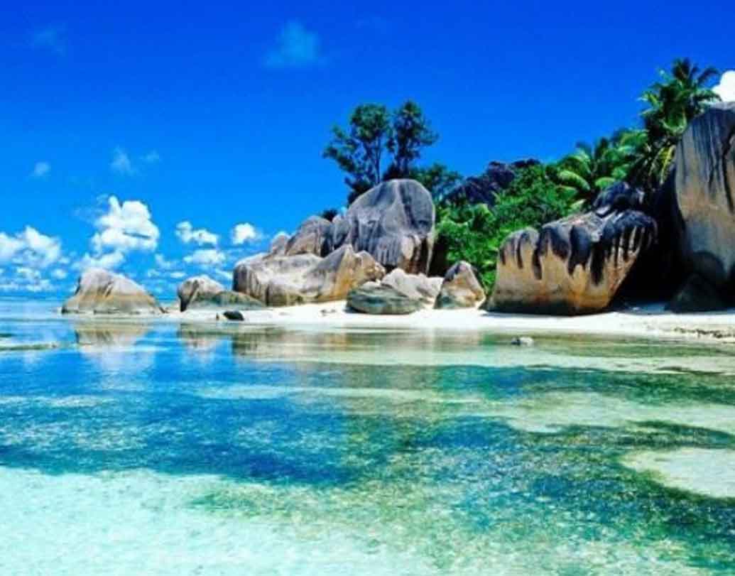 সেসেলস: ৪৫৫ বর্গ কিলোমিটার এলাকা জুড়ে ১৫৫টি দ্বীপ নিয়ে গঠিত সেসেলস। নবদম্পতিদের কাছে হট ফেভারিট হনিমুন ডেস্টিনেশন এই সেসেলস। কিন্তু মারাত্মক ভূমিক্ষয়ের মুখে দাঁড়িয়ে রয়েছে এই দ্বীপপুঞ্জ। ফলে আগামী ৫০ থেকে ১০০ বছরের মধ্যে হয়তো হারিয়ে যাবে সেসেলস।