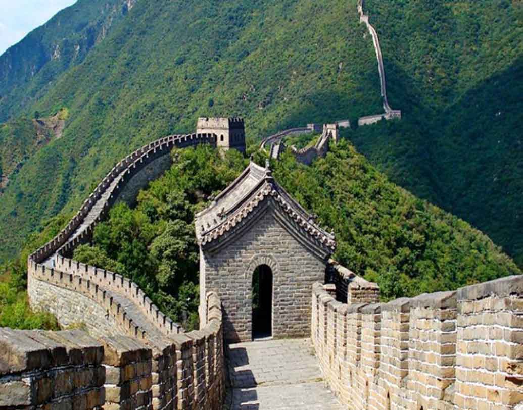 চিনের প্রাচীর-চিন: বিশ্বের অন্যতম আশ্চর্যের তালিকার মধ্যে রয়েছে ২০০০ বছরের পুরনো চিনের প্রাচীর। কিন্তু ভয়ঙ্কর ভূমিক্ষয়ের মুখে দাঁড়িয়ে রয়েছে এই প্রাচীন ঐতিহ্য। এরই মধ্যে এই দেওয়ালের তিন ভাগের দু’ভাগ ধ্বংস হয়ে গিয়েছে। ২০ বছরের মধ্যে হয়তো সম্পূর্ণ নষ্ট হয়ে যেতে পারে এই প্রাচীর।