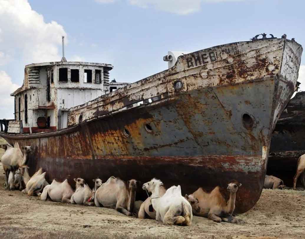 অরাল সি-কাজাকিস্তান ও উজবেকিস্তানের সীমান্ত: এক সময় বিশ্বের চতুর্থ বৃহত্তম লেক ছিল এটি। ১৯৬০ থেকে গোটা জলাশয়টিই ধীরে ধীরে শুকিয়ে যেতে শুরু করে। ২০০৭ সালে দেখা যায়, আগের থেকে অন্তত ১০ শতাংশ শুকিয়ে গিয়েছে অরাল সি। খুব শীঘ্রই হয়তো এর অস্বস্তিও বিলুপ্ত হয়ে যাবে পৃথিবী থেকে।