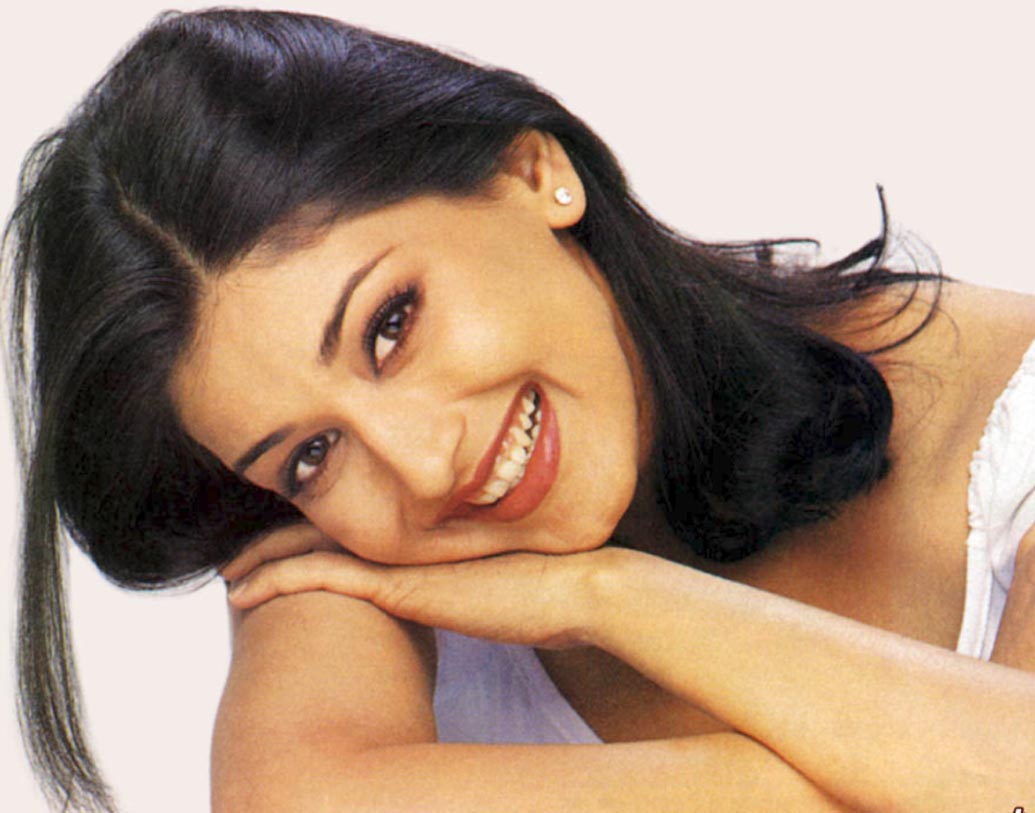 সোনালী বেন্দ্রে: দিলজ্বলে, ভাই, সরফরোশ, জখম, ডুপ্লিকেট, হাম সাথ-সাথ হ্যায়-এর মতো একাধিক সফল বলিউড ছবিতে তাঁর অভিনয় নজর কাড়ে দর্শক থেকে পরিচালক সকলের। কিন্তু পরিবার ও সন্তানকে আরও সময় দেওয়ার জন্য ২০০৪-এর পর বড় পর্দার আড়ালে চলে যান তিনি। তবে সিনেমায় অভিনয় ছাড়লেও ছোট পর্দায় বিভিন্ন রিয়ালিটি শো-এ নিয়মিত উপস্থিতি রয়েছে সোনালী বেন্দ্রের।