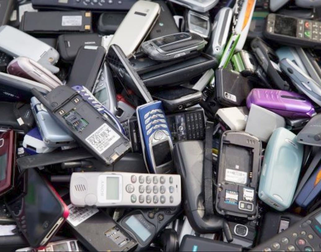 হারিয়ে যাওয়া বা চুরি হয়ে যাওয়া ফোন কোথায় রয়েছে তা চিহ্নিত করতে বা সেটিকে ব্লক করতে কাজে লাগে এই আইএমইআই নম্বর।