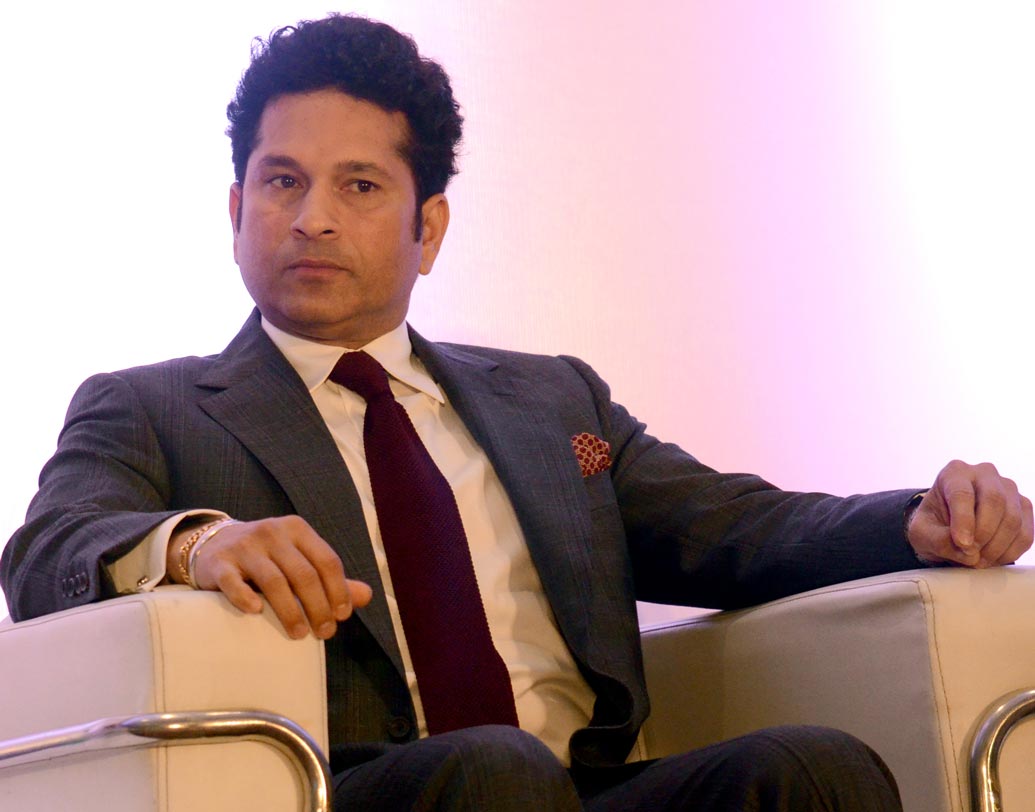 ভারতীয় ক্রিকেটারদের মধ্যে খেলা ছেড়ে দেওয়ার পরও সচিনের আয় কোহালির পরেই, বার্ষিক ৮২.৫ কোটি টাকা। তৃতীয় স্থানে মহেন্দ্র সিংহ ধোনি। ধোনির বার্ষিক আয় ৬৩.৭৭ কোটি টাকা।