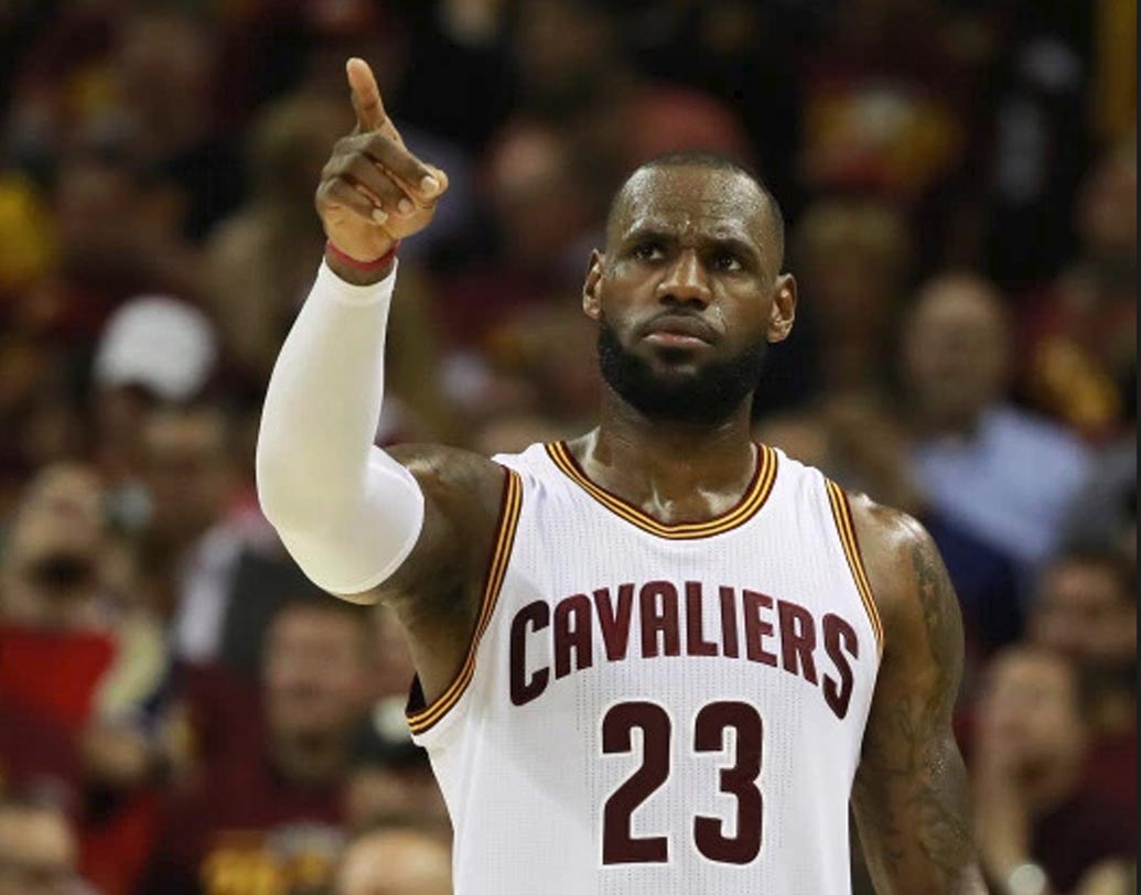 ফোর্বসের তালিকায় দ্বিতীয় স্থানে আছেন আমেরিকার বাস্কেটবল প্লেয়ার লিব্রন জেমস। জেমসের বার্ষিক আয় ভারতীয় মুদ্রায় ৫৫১.৯৩ কোটি টাকা(৮৬.২ মিলিয়ন মার্কিন ডলার)।