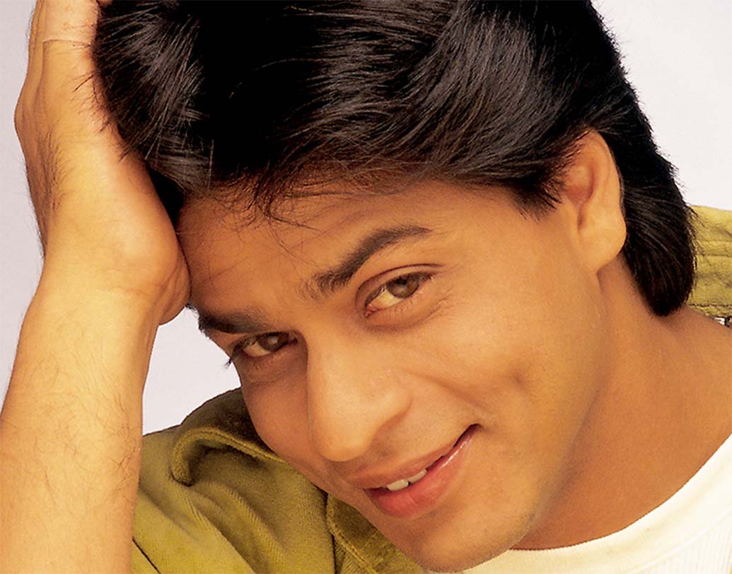 তালিকায় সলমনের পরেই রয়েছেন শাহরুখ খান। ১৭০ কোটি ৫০ লাখ টাকা রোজগার করে দু’নম্বর জায়গা পেয়েছেন ‘বাদশা’ খান। অভিনয় ছাড়াও প্রযোজক শাহরুখের রোজগার মোটেও  হেলাফেলার নয়— সেটাই ফের বোঝালেন শাহরুখ।