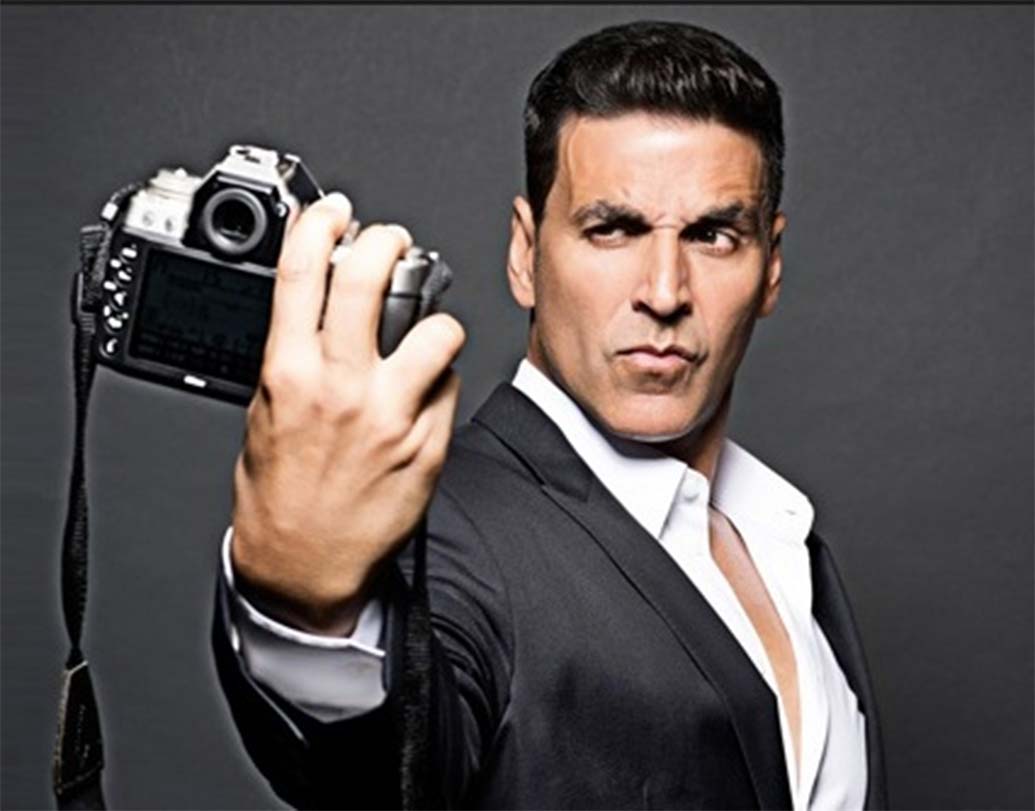 সলমন-শাহরুখের মতো ভেল্কি দেখাচ্ছেন অক্ষয় কুমারও। চারে রয়েছেন তিনি। ফোর্বস ইন্ডিয়ার সিইও এবং প্রেসিডেন্ট জয় চক্রবর্তী বলেন, “এ বছরের সেরা একশোর তালিকা তৈরি করার সময় আমরা একটু নতুন পদ্ধতি বেছে নিয়েছি। মূলত সেলিব্রিটিদের আর্থিক উপার্জনের কথা মাথায় রেখেই তালিকা তৈরি হয়েছে।”