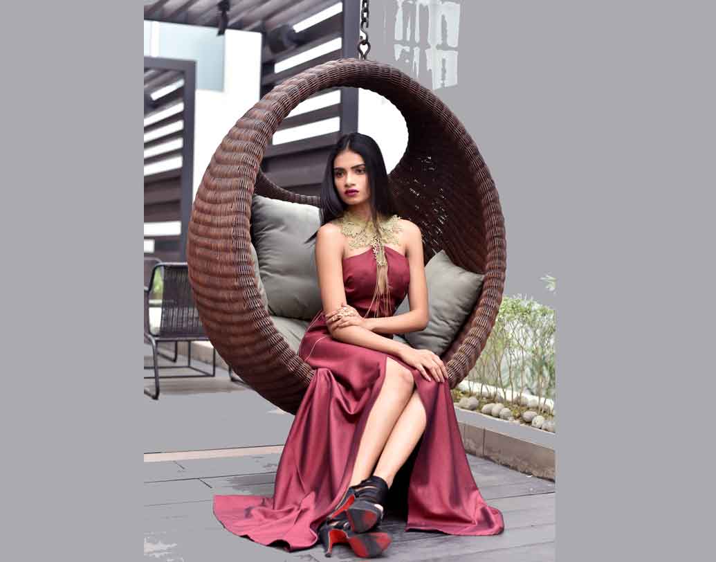 খ্রিস্টমাস পার্টি। তাই মেরুন শেডের সাহসী পোশাক চলতেই পারে। পুরোটাই নির্ভর করছে আপনার ব্যক্তিত্বের উপর। পায়ে অবশ্যই থাকুক স্টিলেটো।