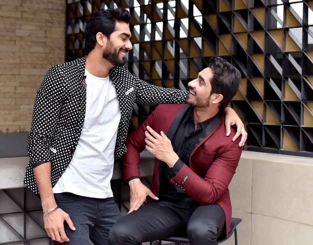 ব্ল্যাক হোক কিংবা হোয়াইট। পার্টির জন্যে এক্কেবারে পারফেক্ট। উপরে ব্লেজার চড়িয়ে নিলেই ছেলেরা রেডি পার্টির জন্যে।