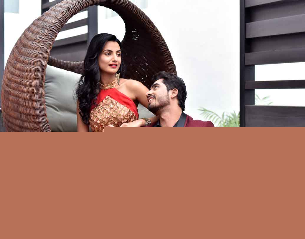 খ্রিস্টমাস মানেই লাল রঙ থাকবেই। কারণ সান্তার জামার রঙ যে লাল। আর লাল মানেই উষ্ণতা। একান্তে কোয়ালিটি টাইম কাটাতে এরকম পোশাক পরতেই পারেন।