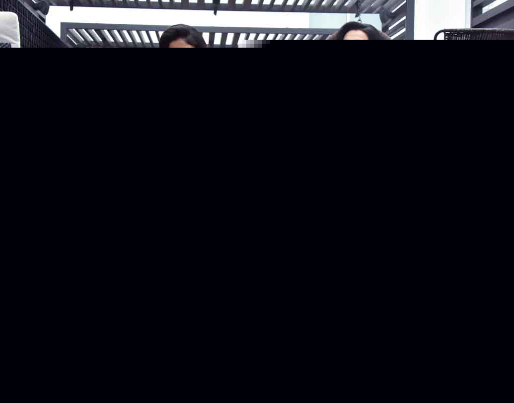 মেয়েরা যদি সংখ্যায় তিনজন থাকেন তাহলে এভাবেই জটলা করে আড্ডার প্ল্যান করুন। মেরুন আর রেড হোক ড্রেস কোড।