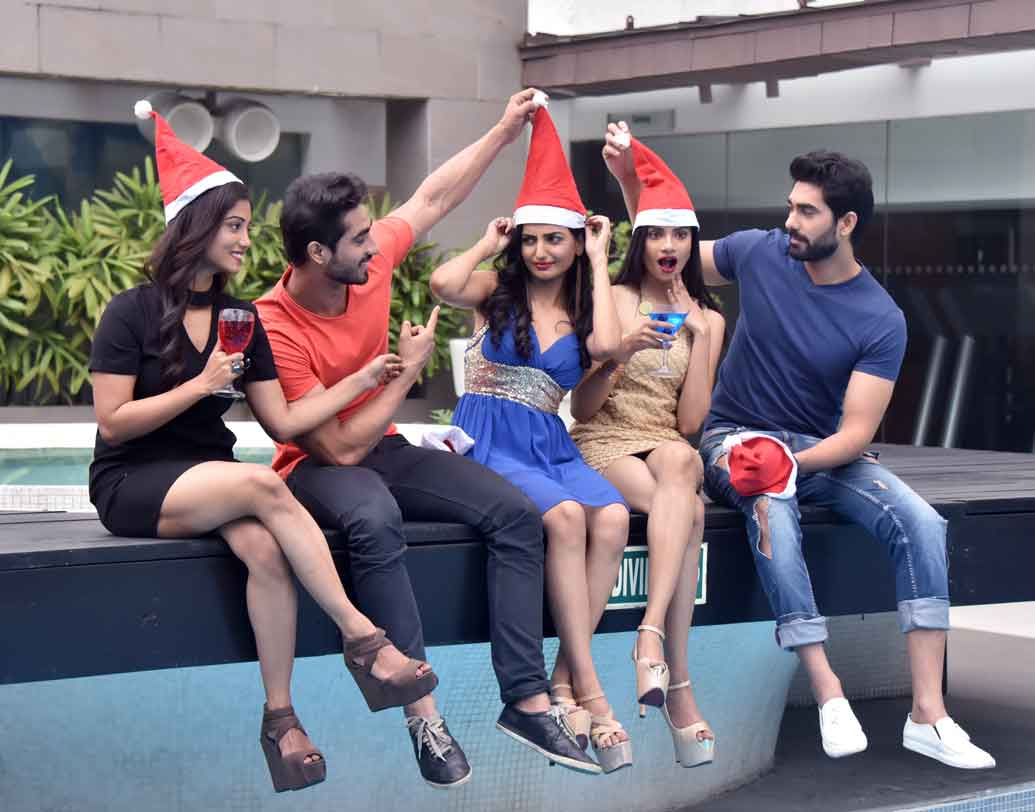 হোক শীত। পুলের ধারে তো পার্টি করাই যায়। তাই ড্রেস হোক সেই মত। আর মাথায় থাকুক সান্তার টুপি। নিজেদের মধ্যে খুনসুটি তো চলবেই।