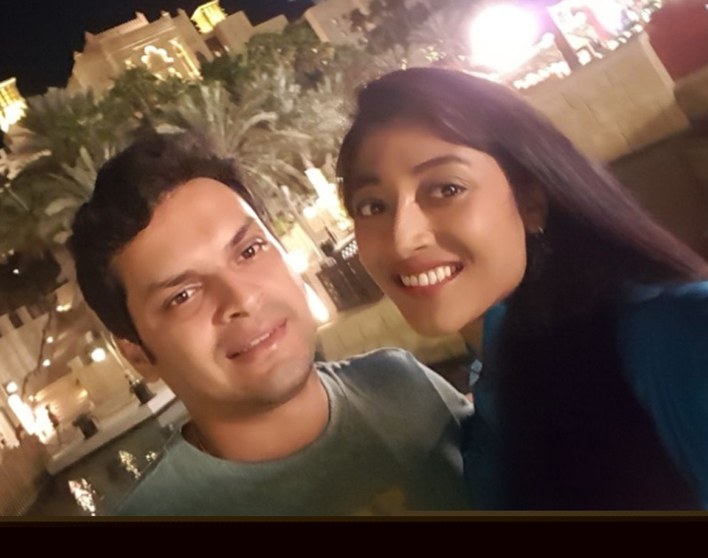 ক্রিসমাসের সময় আলোয় সেজে উঠেছে শহর। সেখানেই হাতে-হাত রেখে বেরিয়ে পড়েছেন নবদম্পতি। চলছে শপিং, খাওয়া-দাওয়া আর জমিয়ে সেলফি তোলা।