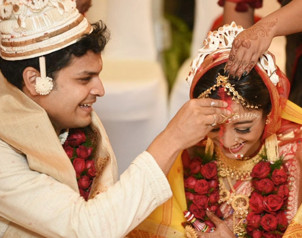 জৌলুস ছিল, কিন্তু চাকচিক্যের বাহুল্য ছিল না। শুরু থেকে শেষ, বাঙালিয়ানাই ছিল পাওলির বিয়ের ইউএসপি।