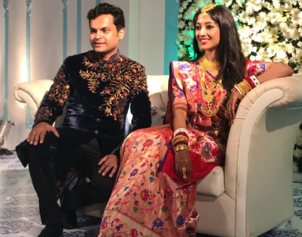 বিয়ের পরদিনই বর-কনে পাড়ি দেন গুয়াহাটির উদ্দেশে। সেখানকার এক পাঁচতারা হোটেলে বসেছিল রিসেপশনের আসর।