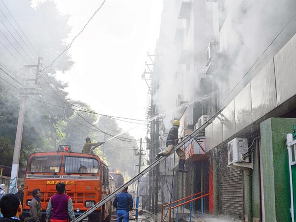 যুদ্ধ: আগুন নেভানো। পুরুলিয়ায় শুক্রবার। নিজস্ব চিত্র