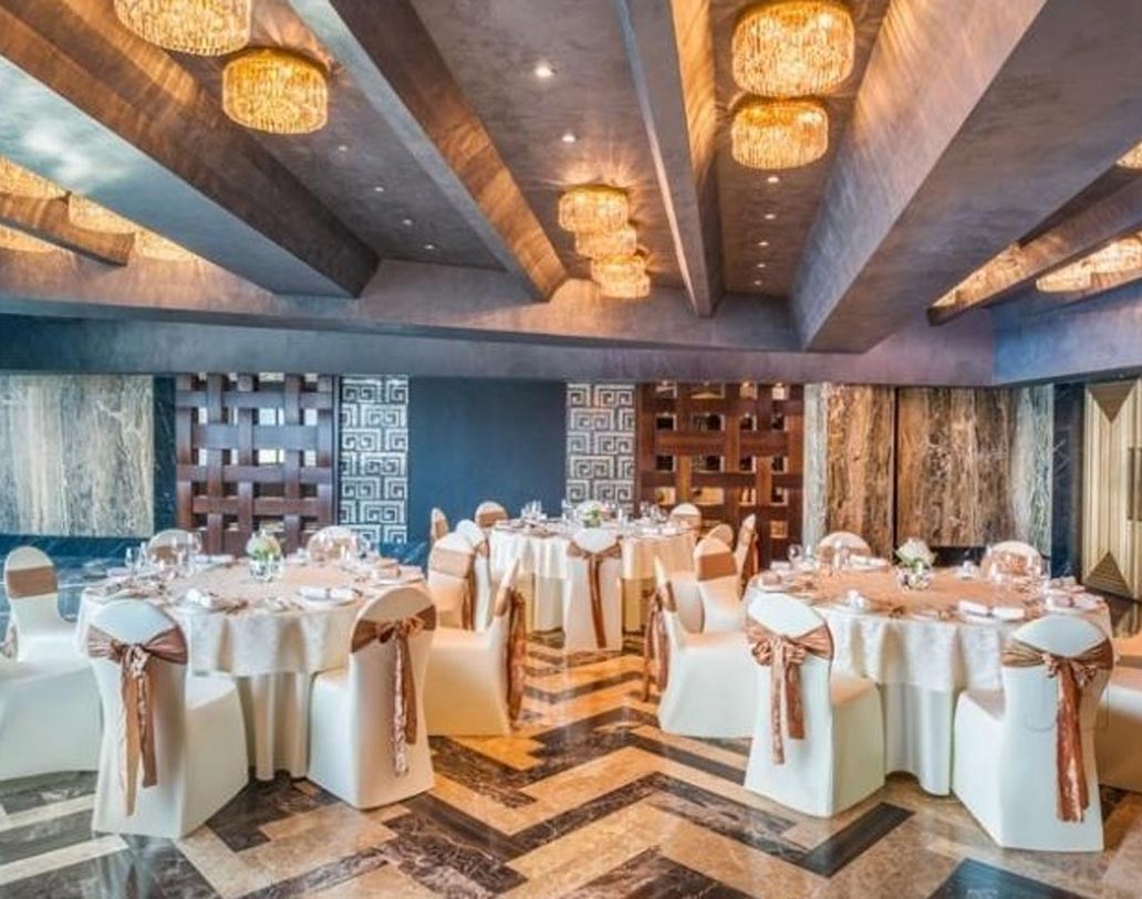 মুম্বইয়ের এই বিলাসবহুল হোটেলে ৩৯৫টি রুম রয়েছে। তার মধ্যে ২৭টি স্যুইট ও ৩৯টি রেসিডেন্সিয়াল স্যুইট। প্রতিটি স্যুইট থেকে আরব সাগরের স্কাইলাইন দেখা যায়।