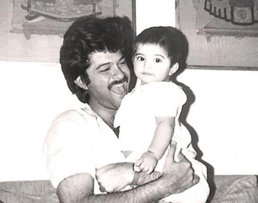 সোনম বাবার জন্মদিন উপলক্ষে মোট তিনটি ছবি শেয়ার করেছেন। নিজের ছোটবেলার এই ছবি শেয়ার করে লিখেছেন, ‘…আমি আজ যা কিছু তাঁর অর্ধেক কৃতিত্ব তোমার, আমি তোমাকে ভালবাসি।’