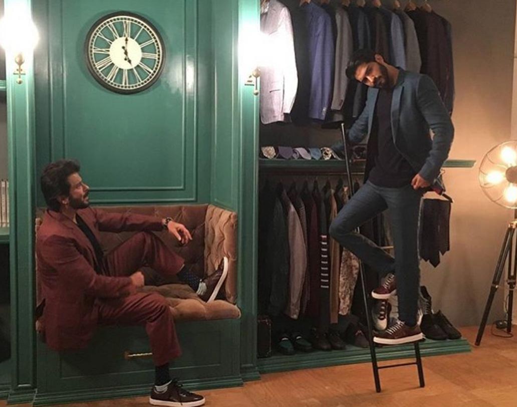 বাবার সঙ্গে এই ছবি শেয়ার করেছেন হর্ষবর্ধন কপূরও। সঙ্গে ইঙ্গিত দিয়েছেন বলিউডের একটি নতুন বায়োপিকেরও। ২০১৮-এ অনিল কপূরের সঙ্গেই অভিনব বিন্দ্রার বায়োপিকে অভিনয় করছেন হর্ষবর্ধন।