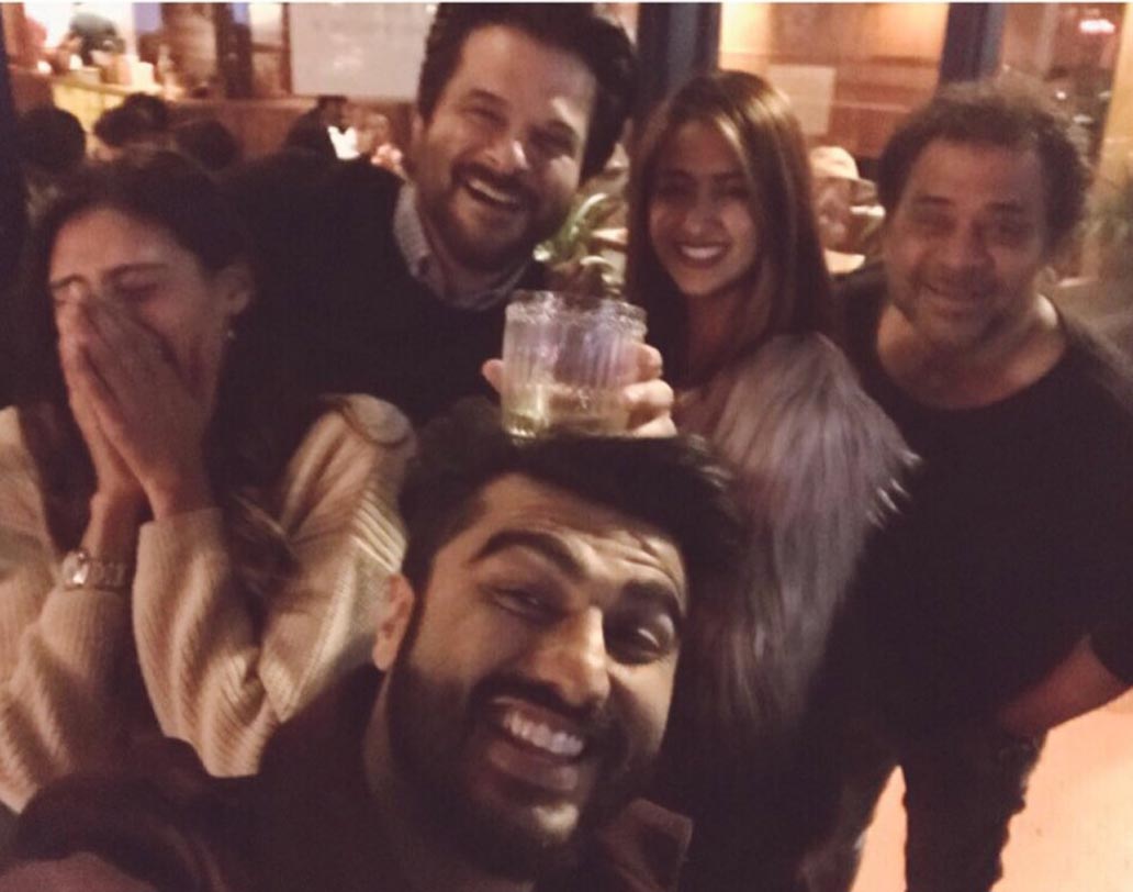 সুনীল শেট্টির মেয়ে, বলি অভিনেত্রী আথিয়া টুইটারে শেয়ার করেছেন এই ছবি। ‘মুবারকাঁ’ ছবিতে অনিল কপূরের সঙ্গে কাজ করেছিলেন তিনি। অনিলকে শুভেচ্ছা জানিয়ে আথিয়া লিখেছেন, ‘শুভ জন্মদিন অনিল কপূর স্যার!... ধন্যবাদ সবসময় পাশে থাকার জন্য…’।