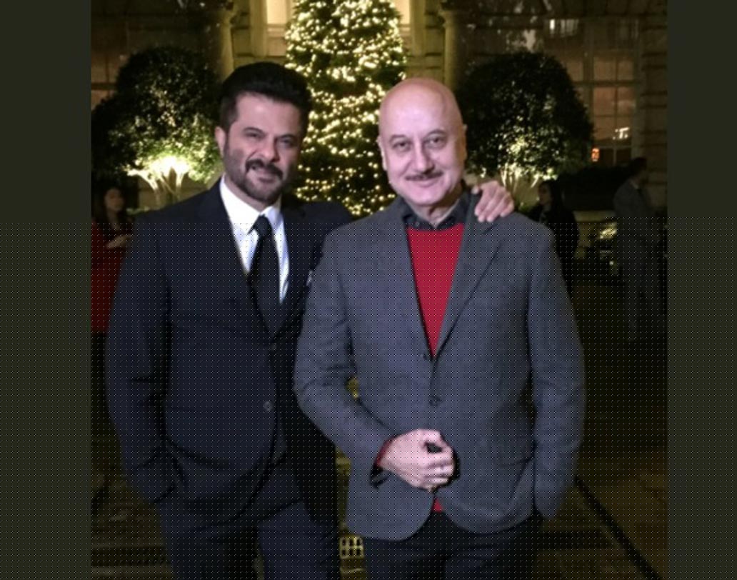 অনুপম খের টুইটারে এই ছবিতে শুভেচ্ছা জানিয়ে লিখছেন, ‘তোমাকে যেন সব সময় আজ থেকে ৩৯ বছর কম দেখায়। সব ভাল চরিত্র যেন সবার আগে আসে। তুমি সেরা…’।