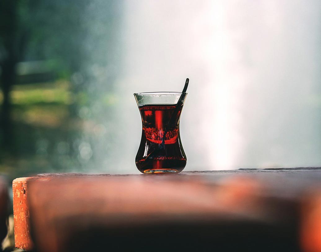 কার্বোনেটেড পানীয়: যে কোনও সফট ড্রিঙ্কস বা প্যাকেটজাত পানীয়ে রয়েছে কর্ন সিরাপ এবং রাসায়নিক। ক্যানসারের ঝুঁকি এড়াতে বহু দিন আগেই সফট ড্রিঙ্কসে নিষেধাজ্ঞা জারি করেছিলেন চিকিৎসকেরা।