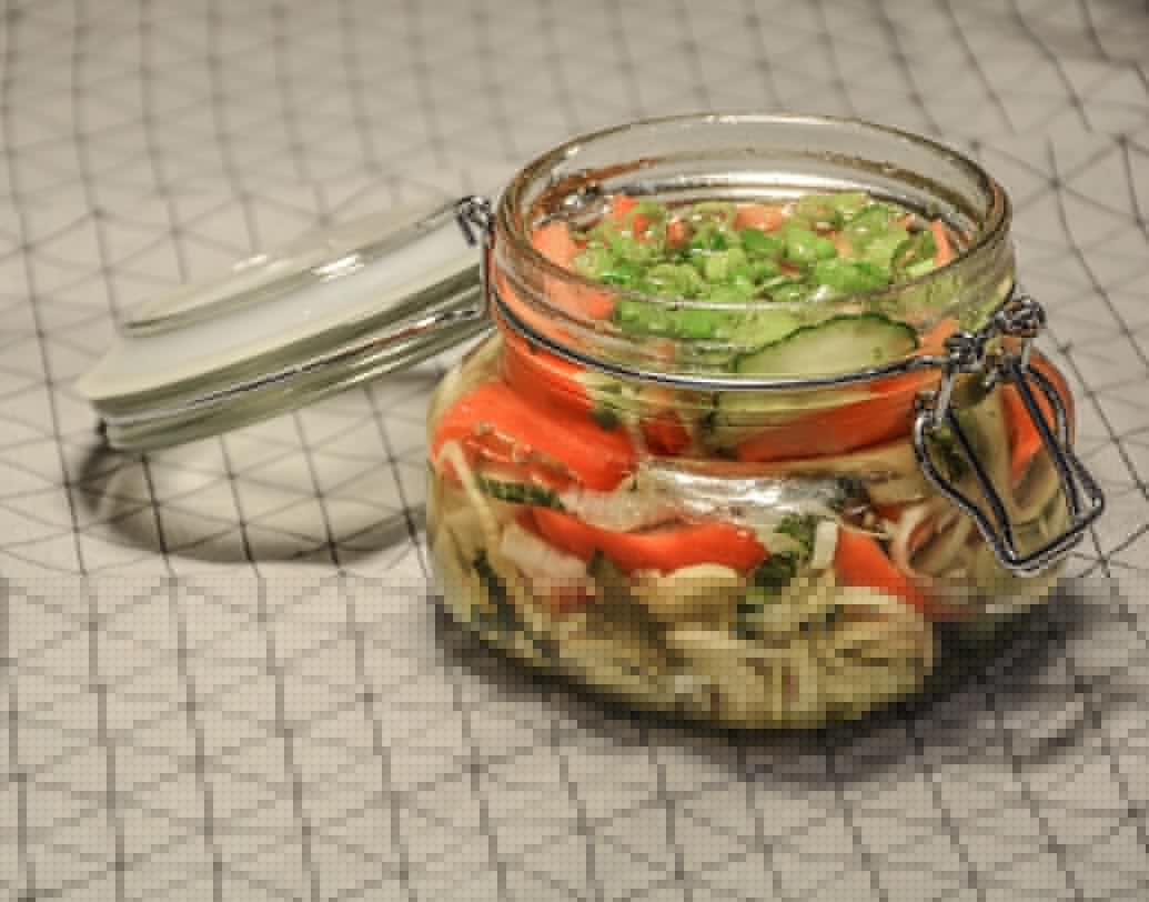 ডায়েট ফুড: ঘরে তৈরি খাবারের বদলে বেশির ভাগ মানুষেরই খাদ্য তালিকায় জায়গা করে নিচ্ছে বাজার চলতি নানা রকম ডায়েট ফুড। যার মধ্যে রয়েছে প্যাকেটজাত খাবার এবং ডায়েট কোকের মতো নরম পানীয়। এই সব খাবারে ওজন কমে ঠিকই, তবে ক্যানসারের সম্ভাবনা বাড়তে পারে বলেই মত বিশেষজ্ঞদের।