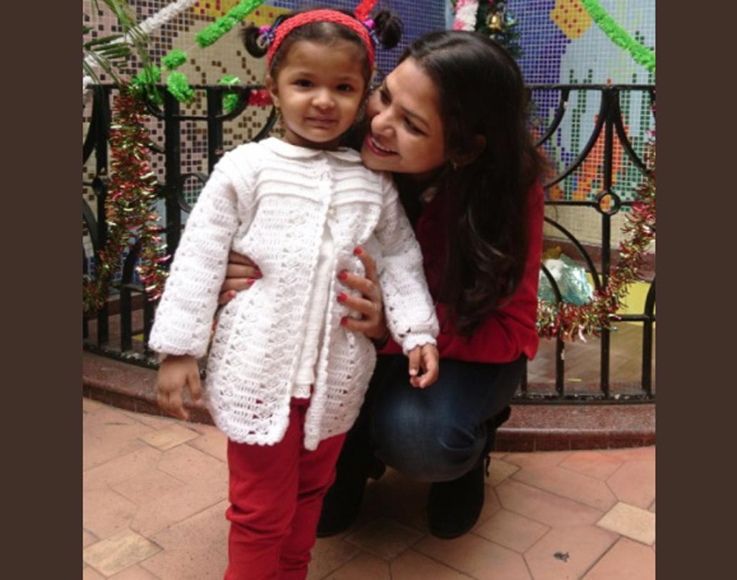 টুইটারে অভিনেত্রী সুদীপ্তা চক্রবর্তী শেয়ার করেছেন এই ছবি। মেয়ের সঙ্গে ক্রিসমাসের শুভেচ্ছা জানিয়েছেন সকলকে।