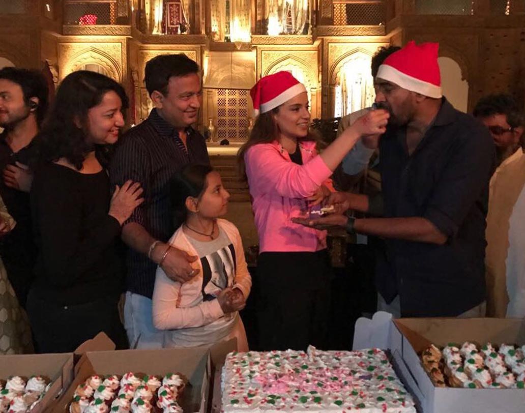 এ বার বলিউডের ক্রিসমাস সেলিব্রেশনে নজর দেওয়া যাক। ‘মণিকর্ণিকা’র সেটেই ক্রিসমাস ইভের পার্টি জমে উঠেছিল কঙ্গনাদের।