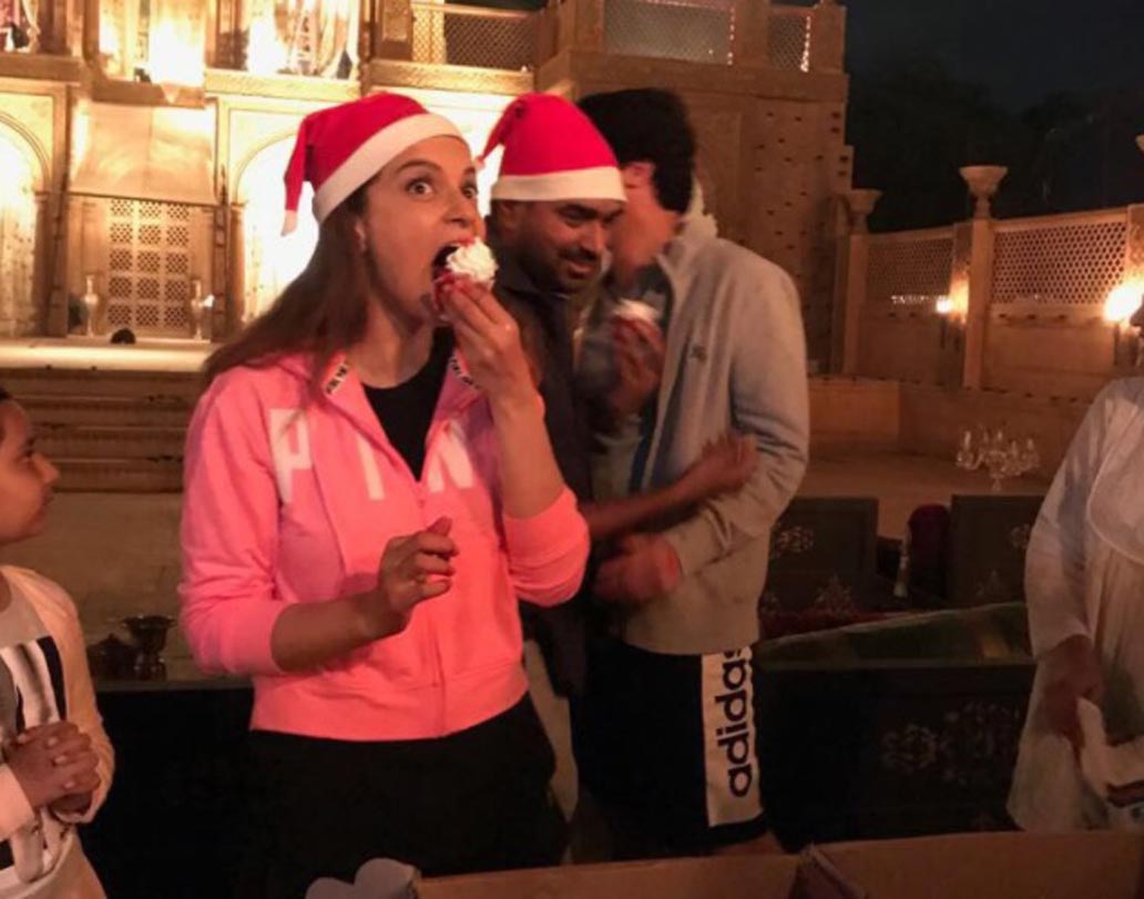 জমিয়ে কেকও খেলেন নায়িকা।