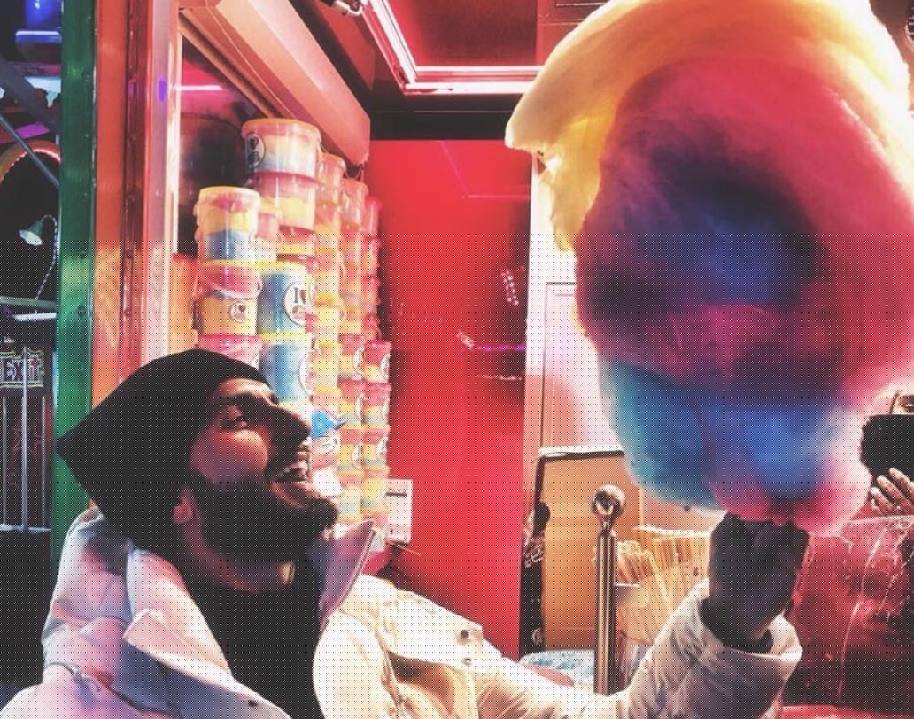 বড়দিনে ছুটি কাটাতে ব্যস্ত রণবীর সিংহ। কোথায় রয়েছেন তা জানা না গেলেও, টুইটার পেজে শেয়ার হওয়া ছবিতে হ্যাশট্যাগ রয়েছে ‘হলিডেজ’। ক্রিসমাসের শুভেচ্ছা জানিয়ে ছবিটি পোস্ট করেছেন অভিনেতা।