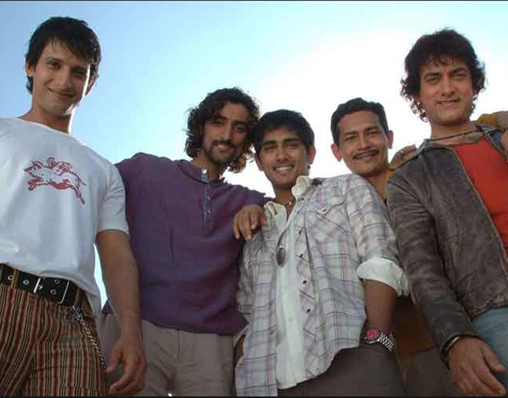 রং দে বসন্তী: জনপ্রিয়তার নিরিখে এক সময় প্রথম সারিতে ছিল রাকেশ ওমপ্রকাশ মেহরার ‘রং দে বসন্তী’। তিন বন্ধুর দুর্নীতির বিরুদ্ধে লড়াইয়ের কাহিনি তুমুল সাড়া জাগিয়েছিল নয়া প্রজন্মের কাছে।