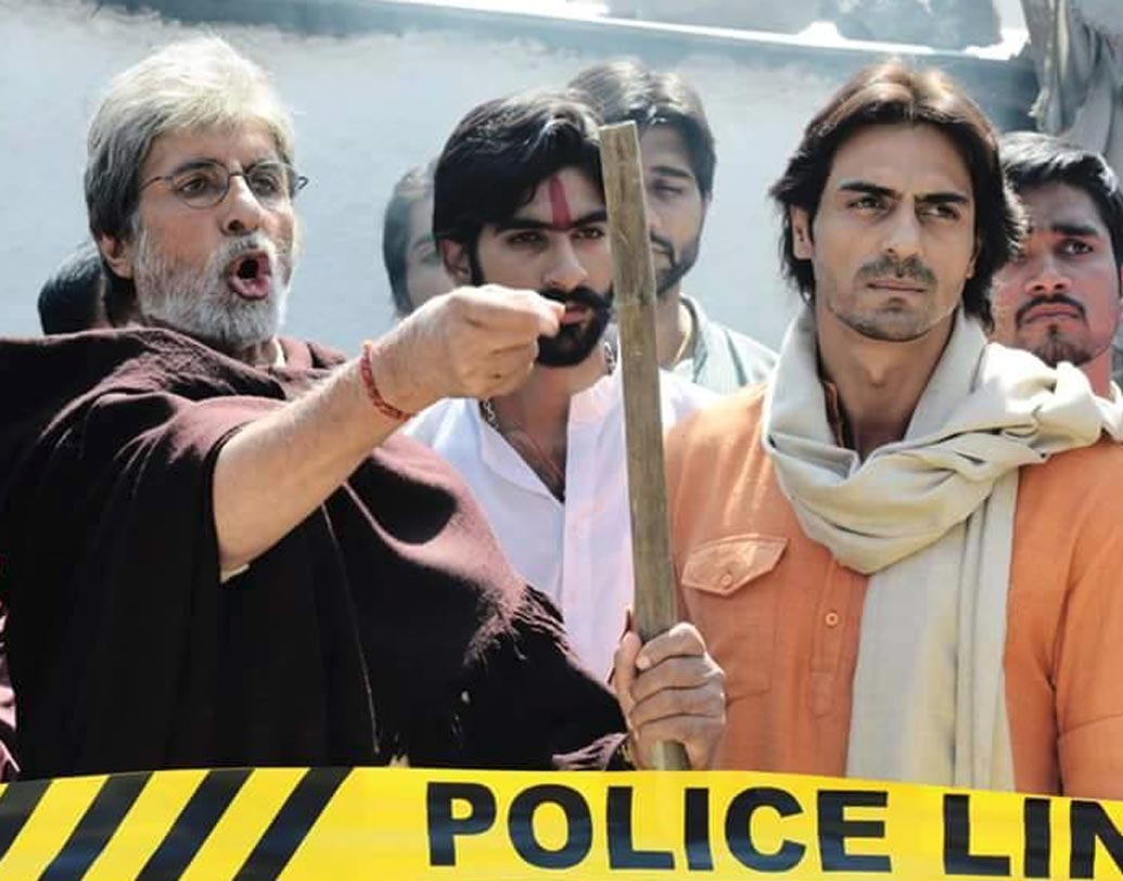 সত্যাগ্রহ: অমিতাভ বচ্চন, অজয় দেবগন, অর্জুন রামপাল, করিনা কপূর, মনোজ বাজপেয়ী-র মতো বি-টাউনের প্রথম সারির তারকাদের অভিনয় নজর কেড়েছিল এই ছবিটিতে। সরকারি উচ্চপদন্থ অফিসারদের দুর্নীতির বিরুদ্ধে লড়াইয়ের কাহিনি ছিল ‘সত্যাগ্রহ’।