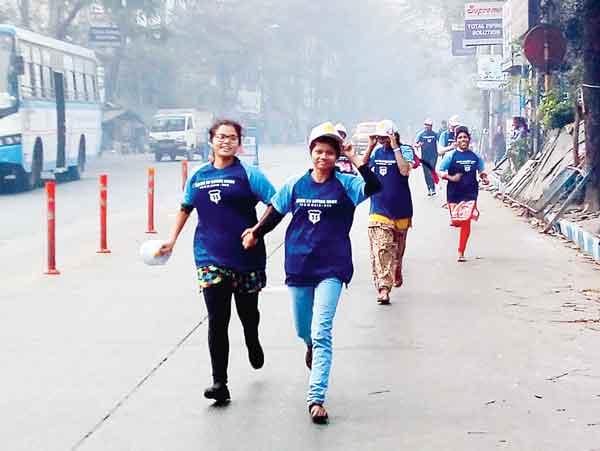 দৌড়: বড়দিনের সকালে। নিজস্ব চিত্র