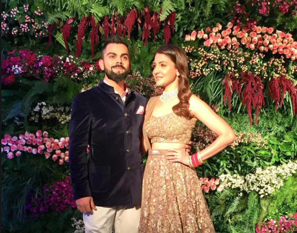 মুম্বইয়ের লোয়ার প্যারেলে সেন্ট রেজিস হোটেলে হল আজকের অনুষ্ঠান। মূল অনুষ্ঠান হোটেলের ন’তলার অ্যাস্টর বলরুমে। এ দিন নির্ধারিত সময়ের চেয়ে দেরি করে আসেন নবদম্পতি। তাঁদের দেখে মিডিয়ার হুড়োহুড়ি পড়ে যায়।