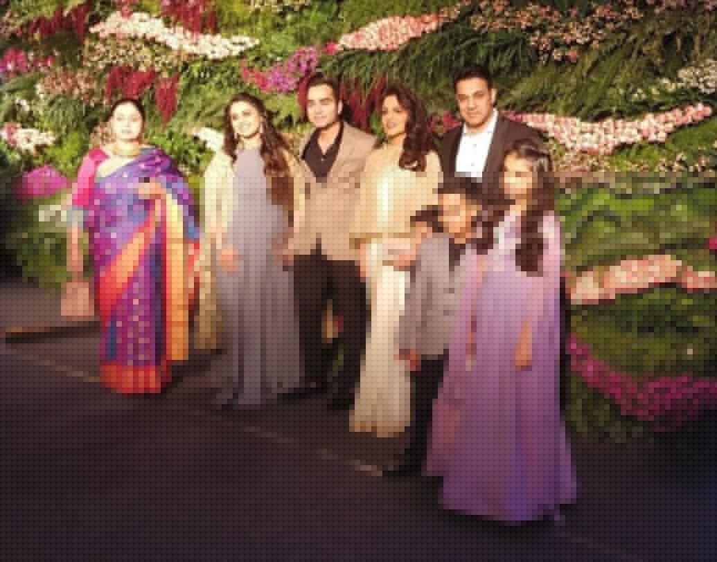 একসঙ্গে ৩০০ অতিথির জমায়েত হওয়ার আয়োজন করা হয়েছে। অনুষ্ঠানে যোগ দিয়ে এসে পৌঁছেছে বিরুষ্কার পরিবার।