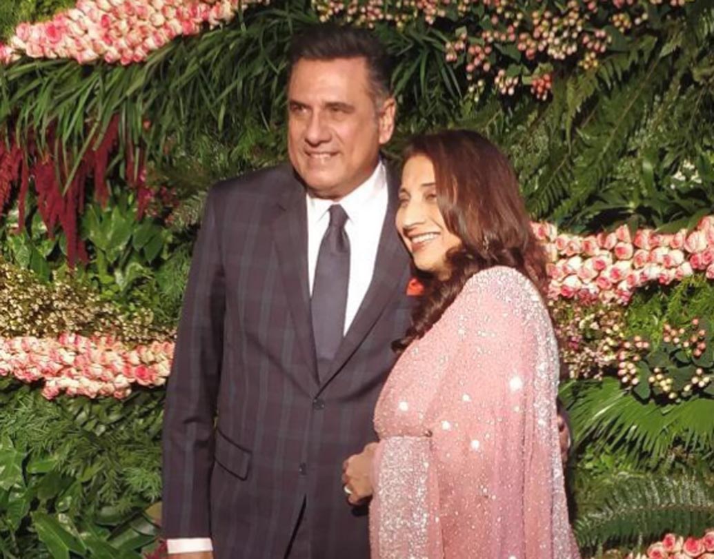 সাড়ে আটটা বাজতেই হোটেলের রেড কার্পেটে ঢল নামল অতিথিদের। বলিউড তারকাদের মধ্যে প্রথমেই দেখা গেল সস্ত্রীক বোমান ইরানিকে।