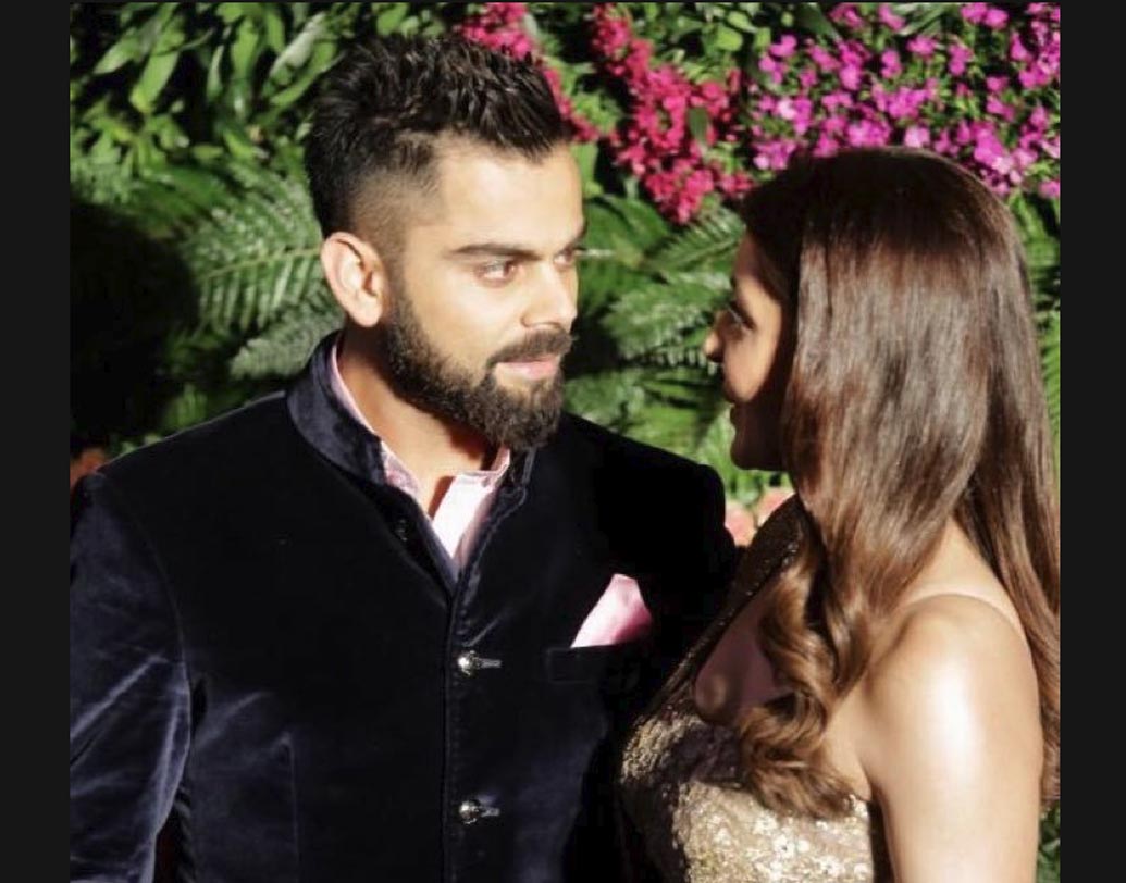 বিরাট পরেছেন আইভরি রঙের ভেলভেট বন্ধগলা। সঙ্গে জোধপুরি ট্রাউজার।