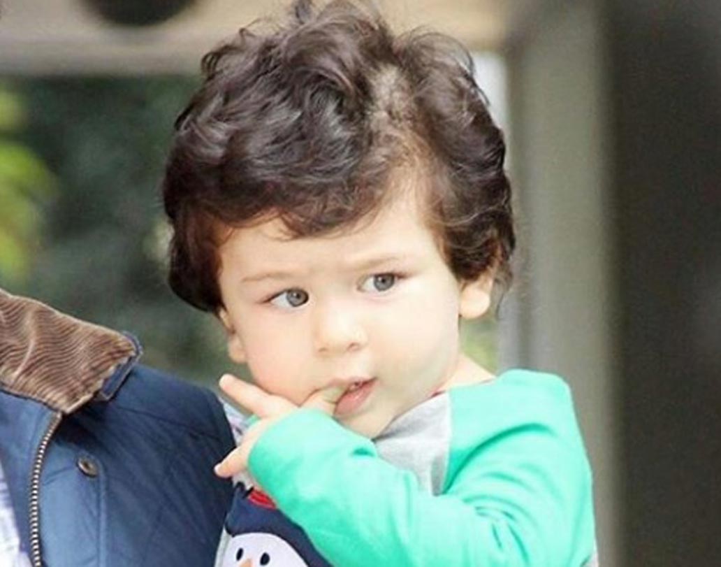 পার্টিতে যাওয়ার আগে সকলেই মিডিয়াকে ছবি তোলার সুযোগ করে দিয়েছিলেন। বাদ যায়নি তৈমুরও।