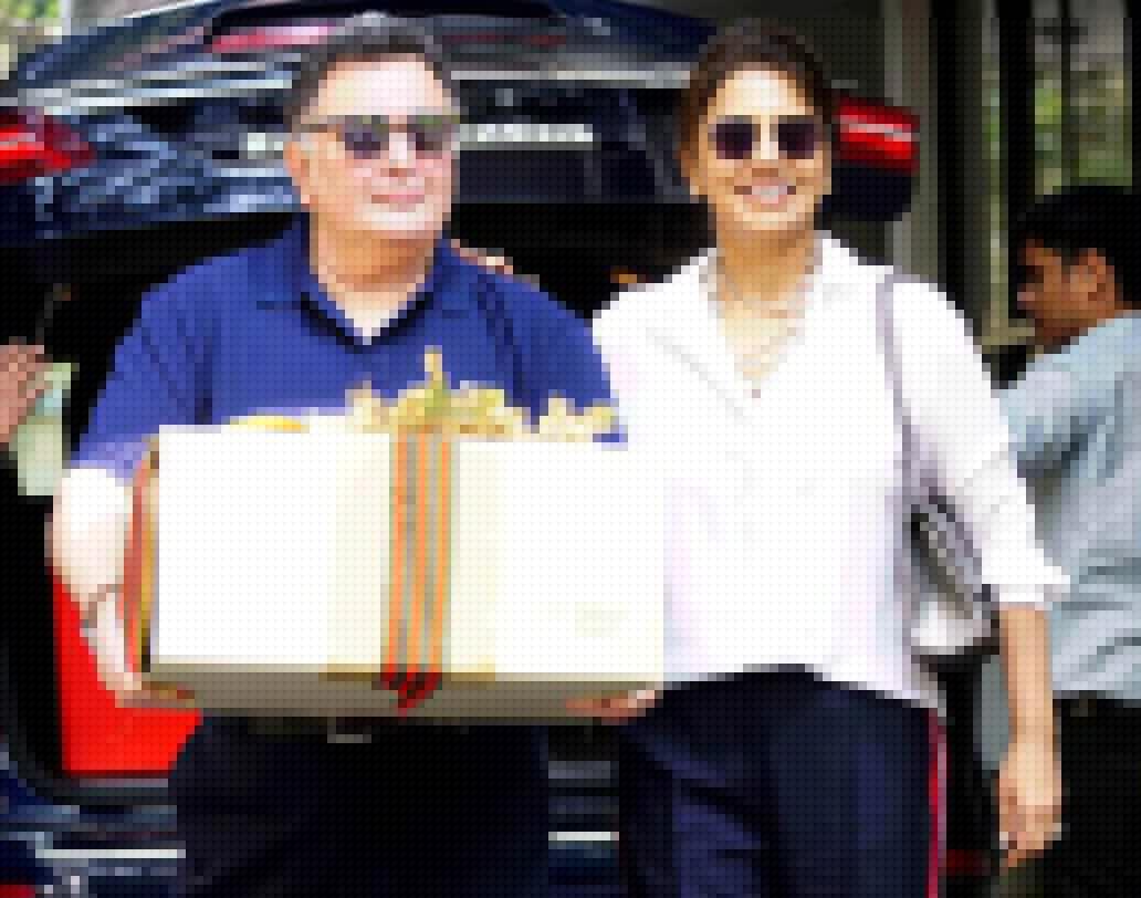 বিশাল কেক নিয়ে পার্টিতে গিয়েছিলেন ঋষি কপূর ও তাঁর স্ত্রী নীতু সিংহ।