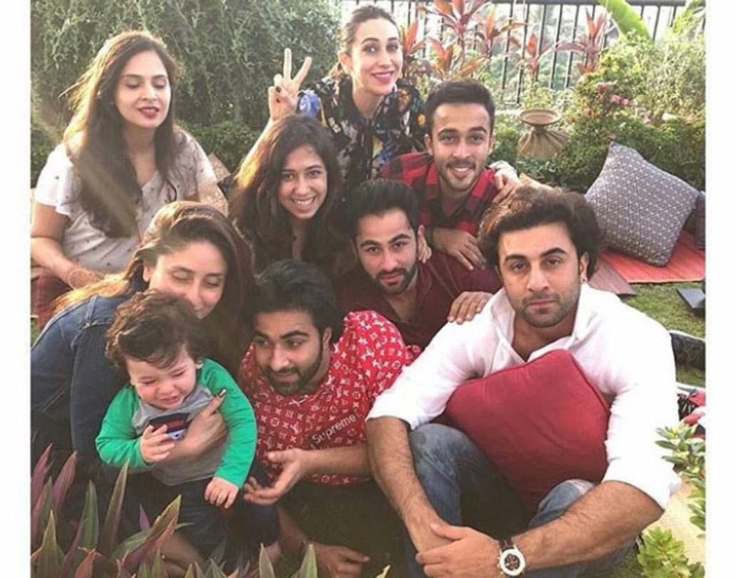 পার্টিতে ছিলেন করিশ্মা কপূর আর তাঁর দুই ছেলেমেয়ে সামাইরা ও কিয়ান। এসেছিলেন করিশ্মা-করিনার মা ববিতাও। করিনা-সইফের ছেলে তৈমুরের বয়স সবে এক বছর হয়েছে। বাড়ির লোকজনকে এখন চিনতেও পারে সে।