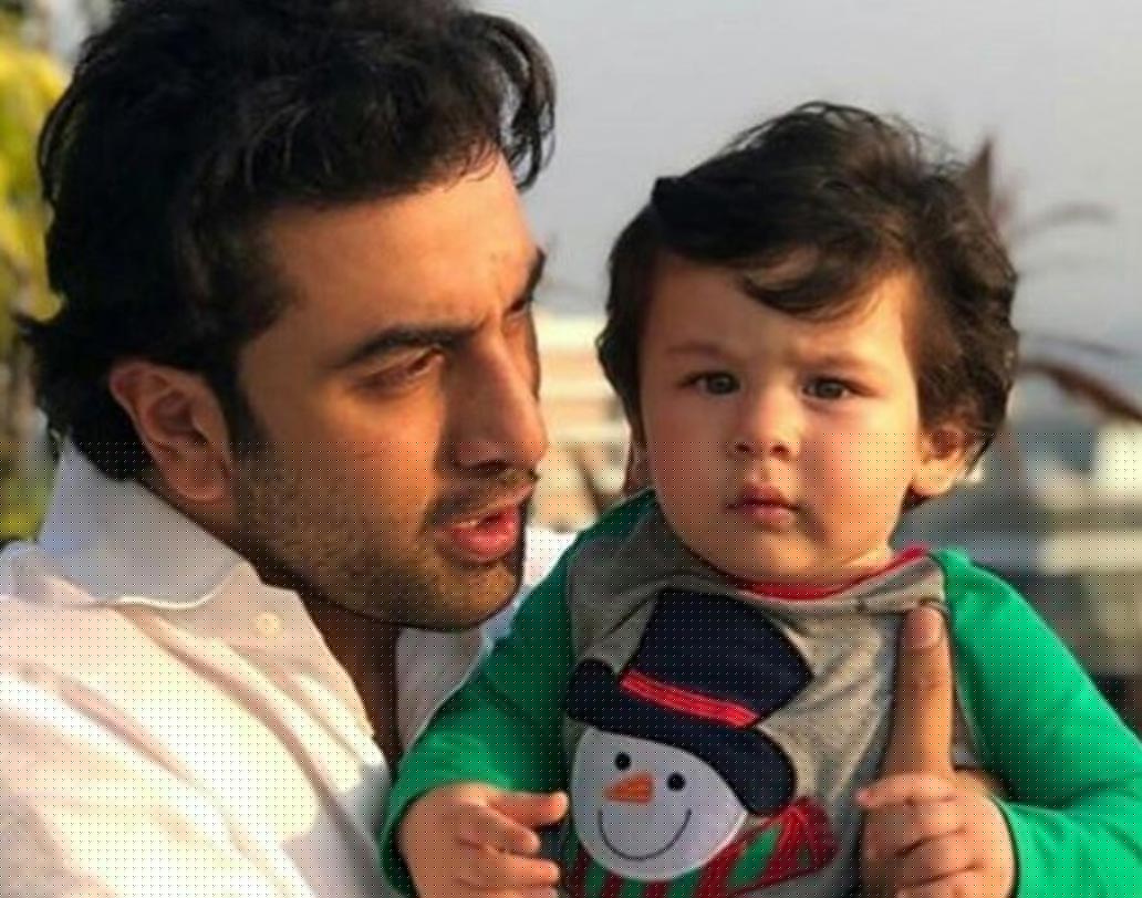 তৈমুর এখন সবার আদরের। কপূর পরিবারের ছোট্ট সদস্য সবার কোলে কোলে ঘুরে বেড়ায়। কখনও মামা রণবীরের সঙ্গে খুনসুটিতো কখনও দাদু রণধীর কপূরের সঙ্গে খেলায় মেতে থাকে ‘ছোটে নবাব’।