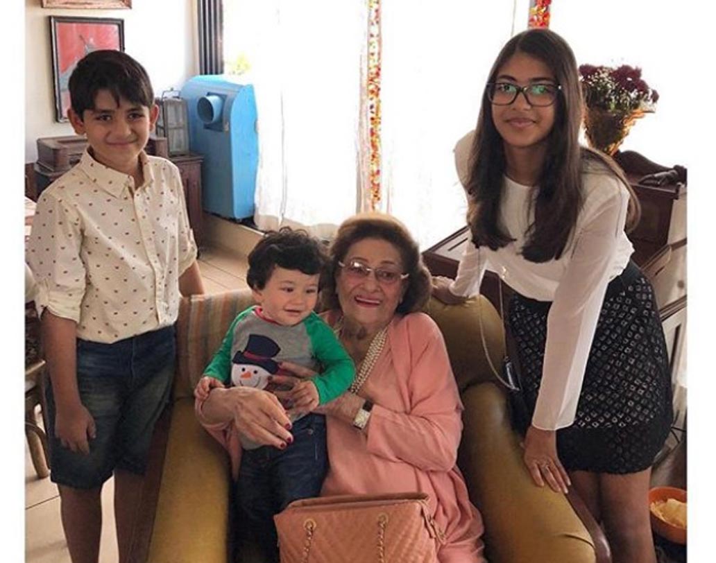 রাজ কপূরের স্ত্রীকৃষ্ণা রাজ কপূরের সঙ্গেও খেলায় মেতেছিল তৈমুর। ছবি তুলে রেখেছেন করিশ্মা। সঙ্গে রয়েছেন করিশ্মার ছেলেমেয়েরা।