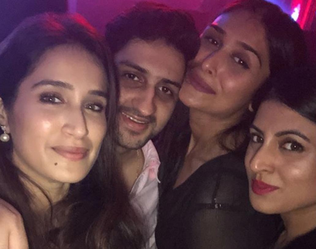 অভিনেত্রী অমৃতা কাক ও অন্য বন্ধুদের সঙ্গে তখন জমিয়ে নাচ করছেন সাগরিকারা।